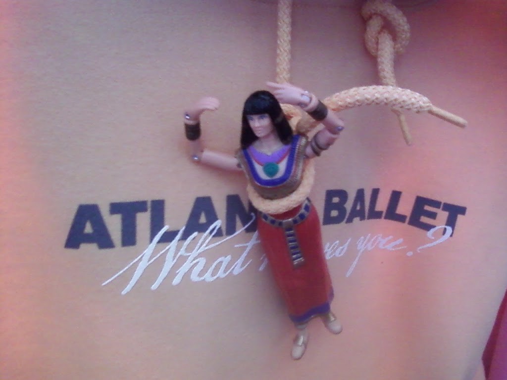 Cleopatra Action-Figure at the Ballet